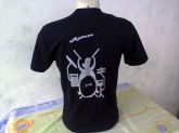 camiseta com estampa de bateria estampa em prata brilho